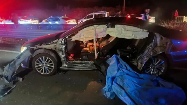 Genç Köprüsü’nde Otomobil Bariyere Çarptı: 2 Can Kaybı