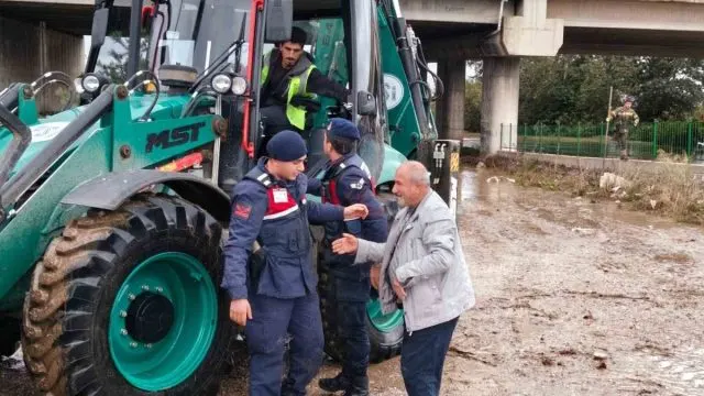 Bursa’da Taşkında Mahsur Kalan Vatandaş İş Makinesiyle Kurtarıldı