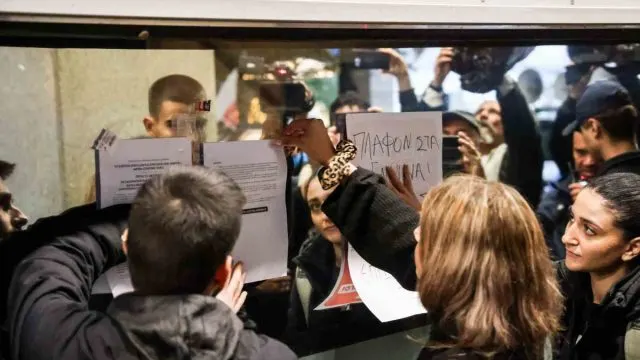 Atina'da Öğrencilerden Eğitim Ödeneği Protestosu
