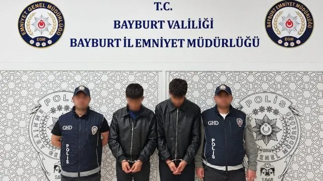 Bayburt’ta Göçmen Kaçakçılığı Soruşturmasında 5 Şüpheli Yakalandı Bayburt’ta Göçmen Kaçakçılığı Soruşturmasında 5 Şüpheli Yakalandı