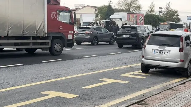 Beylikdüzü'nde Kamyon Bariyerlere Çarptı, Sürücü Hastaneye Kaldırıldı Beylikdüzü'nde Kamyon Bariyerlere Çarptı, Sürücü Hastaneye Kaldırıldı