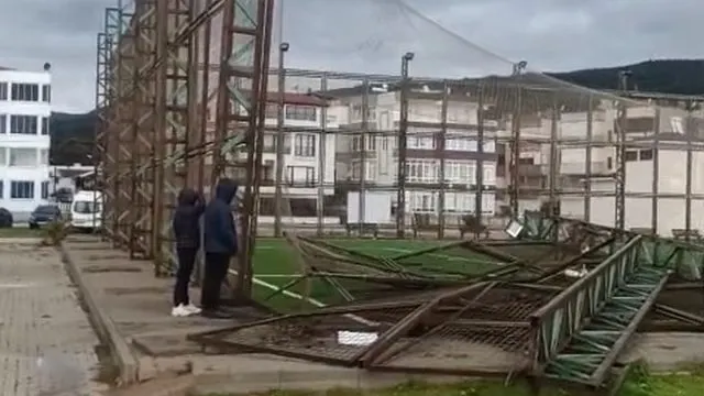 Bursa Karacabey'de Şiddetli Fırtına Halı Sahanın Direklerini Yıktı