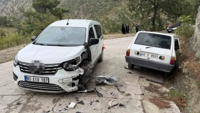 Bahçe’de İki Araç Çarpıştı: 3 Yaralı