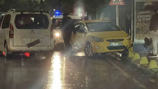 Eskişehir'de Sağanakta Taksi Ve Panelvan Çarpıştı: 3 Yaralı Eskişehir'de Sağanakta Taksi Ve Panelvan Çarpıştı: 3 Yaralı