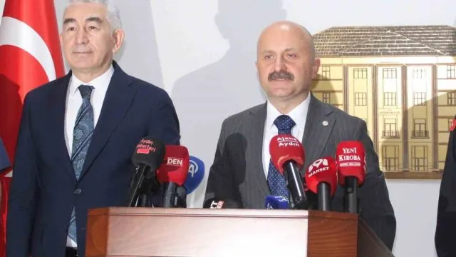 Kuşadası'nda Pazar Yeri Yangını Kontrol Altına Alındı Kuşadası'nda Pazar Yeri Yangını Kontrol Altına Alındı