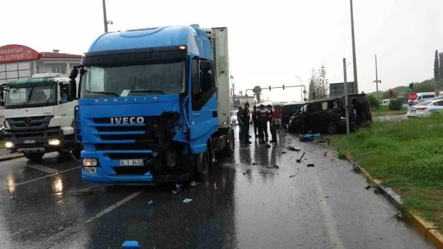 Manavgat'ta Kırmızı Işık İhlali Kazaya Yol Açtı: 3 Yaralı Manavgat'ta Kırmızı Işık İhlali Kazaya Yol Açtı: 3 Yaralı