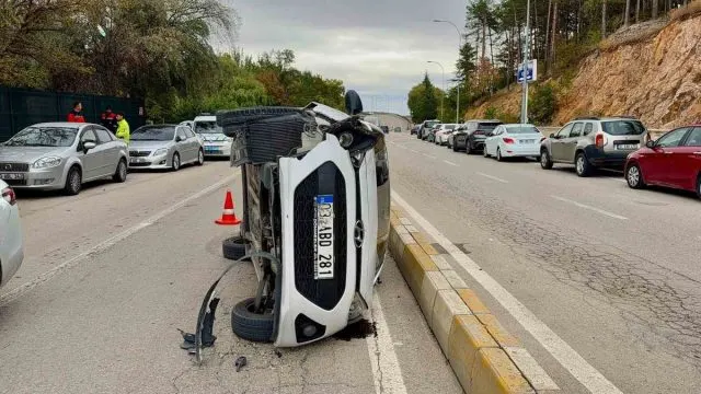 Afyonkarahisar’da Hastane Önünde Kaza: Devrilen Otomobilin Sürücüsü Kurtuldu