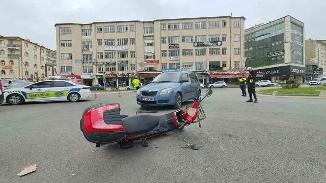 Karaman’da Kavşakta Otomobille Çarpışan Elektrikli Bisikletin Sürücüsü Yaralandı