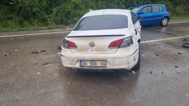Çaycuma’da Otomobil Bariyerlere Çarptı: Sürücü Yaralandı
