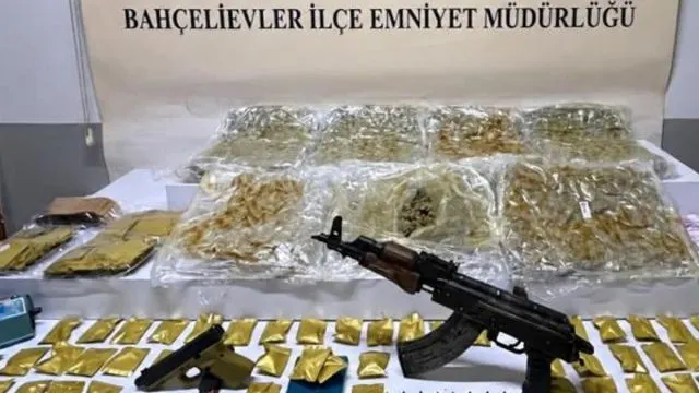Başakşehir’de İki 19 Yaşındaki Şüphelinin Adresinden Skunk Ve Silah Çıktı