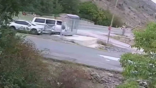 Gümüşhane'de Kavşakta Çarpışan Araçlar Dolmuş Durağına Savruldu
