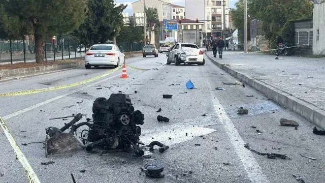 Burdur'da İki Otomobilin Çarpıştığı Kazada Sürücü Ağır Yaralandı Burdur'da İki Otomobilin Çarpıştığı Kazada Sürücü Ağır Yaralandı