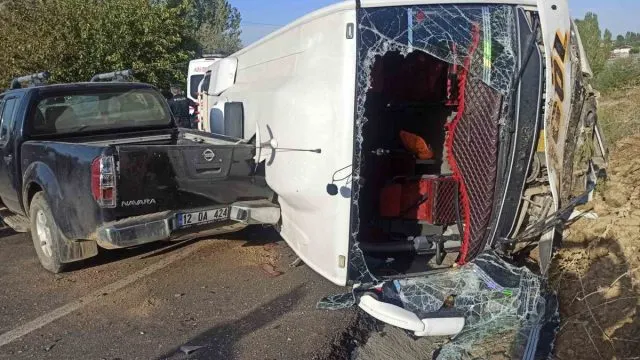 Bingöl'de Pikapla Çarpışan Midibüs Devrildi: 12 Yaralı Bingöl'de Pikapla Çarpışan Midibüs Devrildi: 12 Yaralı
