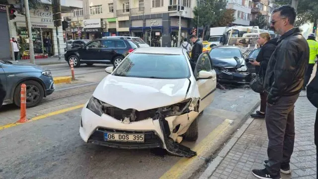 Odunpazarı’nda İki Otomobil Çarpıştı, Tramvay Seferleri Aksadı