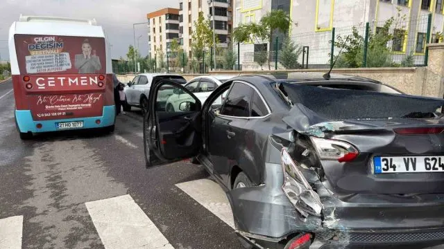Kayapınar’da Halk Otobüsüyle Otomobil Çarpıştı: 4 Yaralı