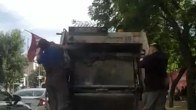 Temizlik Görevlileri Buldukları Türk Bayrağını Kamyona Astı
