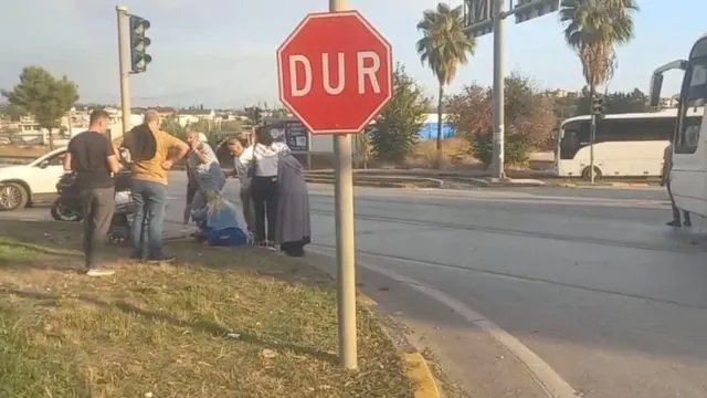 Manavgat’ta Servis Otobüsüyle Çarpışan Motosikletli Yaralandı