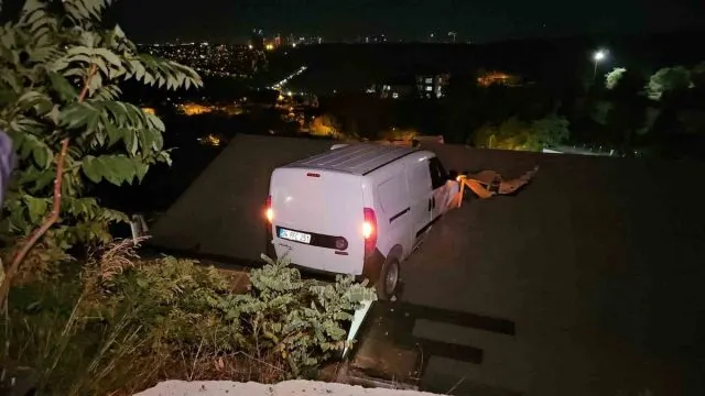 Sarıyer'de Yokuşta Kayan Araç Çatıya Uçtu Sarıyer'de Yokuşta Kayan Araç Çatıya Uçtu