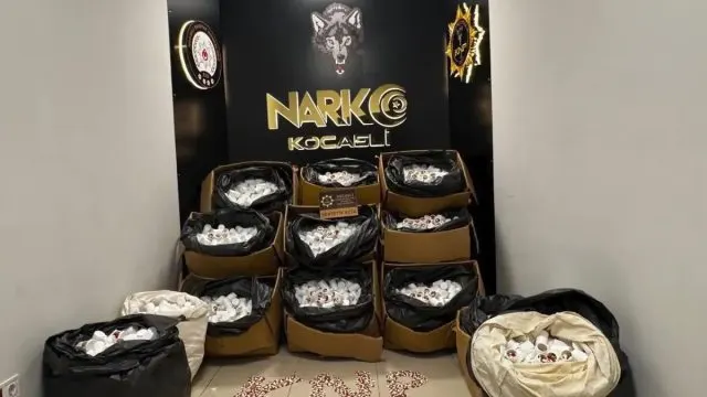 İzmit Otoyolunda 338 Bin Sentetik Ecza Hapı Ele Geçirildi İzmit Otoyolunda 338 Bin Sentetik Ecza Hapı Ele Geçirildi