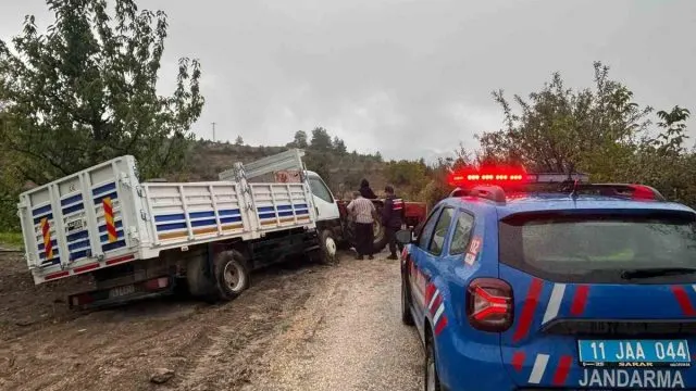 Jandarma, Çamura Saplanan Kamyoneti Traktörle Kurtardı
