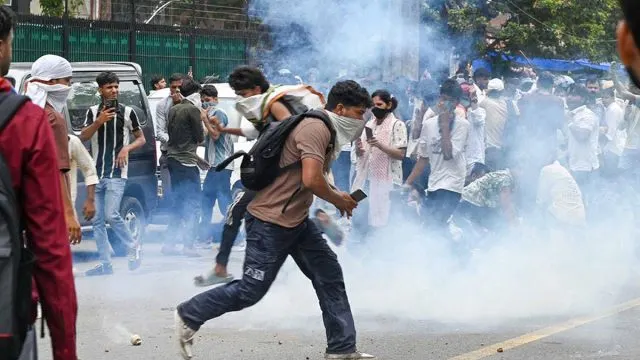 Yeni Delhi'de Hamam Böceği Hareketinin Gösterisine Polis Engeli