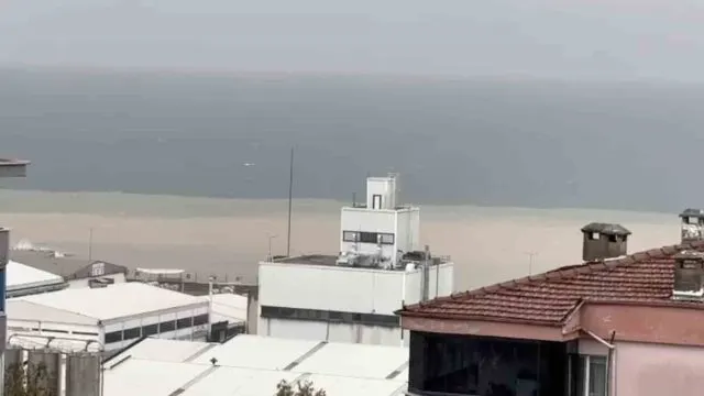 Mudanya Sahilinde Fırtına Taşları Söküp Denizi Kahverengiye Çevirdi Mudanya Sahilinde Fırtına Taşları Söküp Denizi Kahverengiye Çevirdi