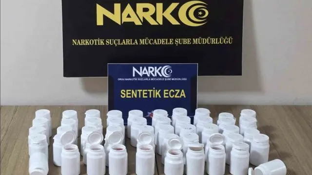 Gülyalı'da Sentetik Ecza Operasyonu: 2 Şüpheli Tutuklandı