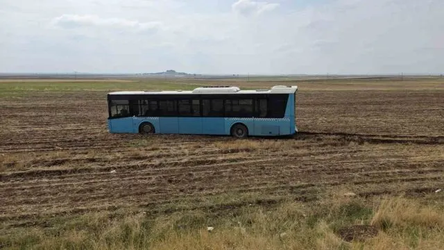 Diyarbakır'da Yolcu Otobüsü Tarlaya Savruldu: Yaralanan Olmadı