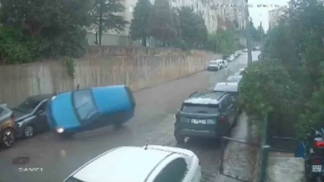 Yağışlı Havada Kontrolden Çıkan Otomobil Ters Döndü Yağışlı Havada Kontrolden Çıkan Otomobil Ters Döndü