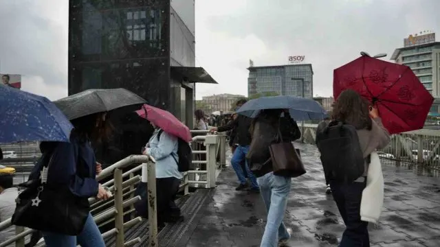 İ̇stanbul'da Şiddetli Yağış Ve Rüzgar Ulaşımı Zorlaştırdı İ̇stanbul'da Şiddetli Yağış Ve Rüzgar Ulaşımı Zorlaştırdı