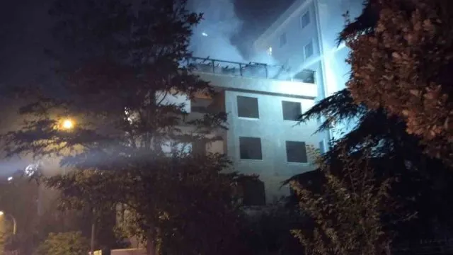 Kartal’da Metruk Binanın Çatısındaki Yangın Söndürüldü Kartal’da Metruk Binanın Çatısındaki Yangın Söndürüldü