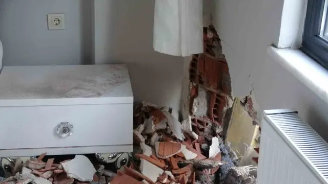Pendik'te Fren Sorunu İddiası: Hafriyat Kamyonu Binaya Çarptı