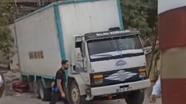 Gaziantep’te Freni Boşalan Kamyon Eve Çarparak Durdu