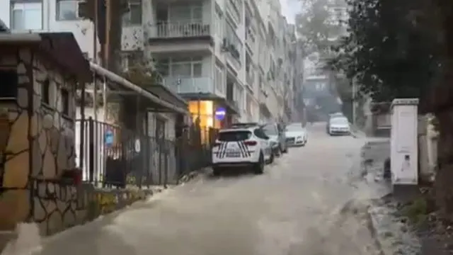 Sarıyer'de Sağanak Yolları Göle Çevirdi, Rögarlar Taştı Sarıyer'de Sağanak Yolları Göle Çevirdi, Rögarlar Taştı