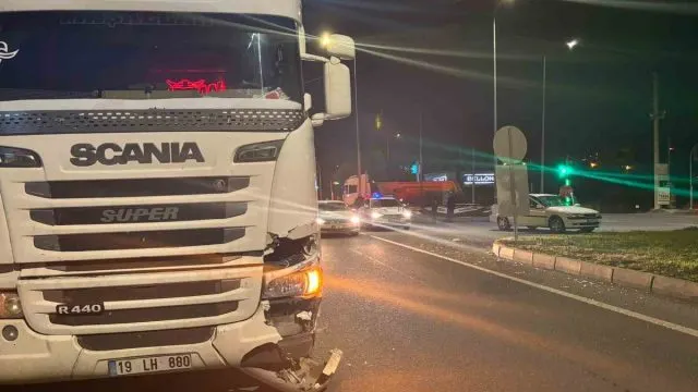 Kütahya Tavşanlı'da Tırın Arkadan Çarptığı Otomobilde Yaralanan Olmadı Kütahya Tavşanlı'da Tırın Arkadan Çarptığı Otomobilde Yaralanan Olmadı