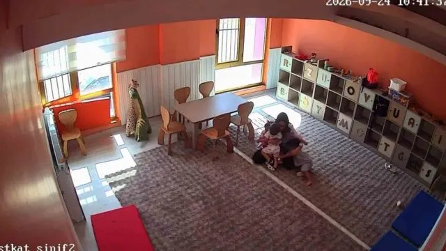 Şanlıurfa'daki Depremde Kreş Öğretmenleri Minikleri Güvenli Alana Taşıdı