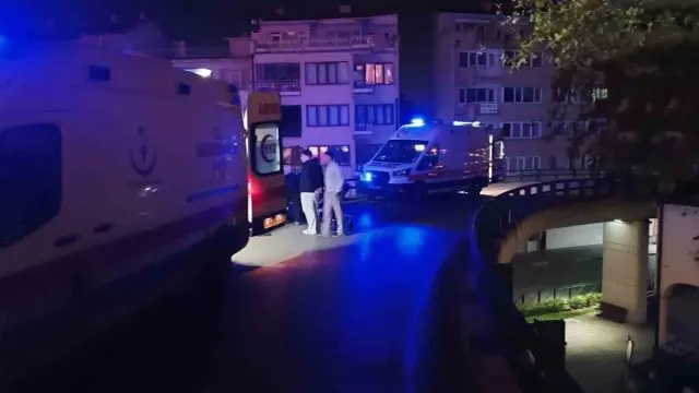 Bursa'da Çalıntı Motosiklet Bariyerlere Çarptı: 3 Yaralı, 14 Yaşındaki Sürücü Kayıp Aranıyor