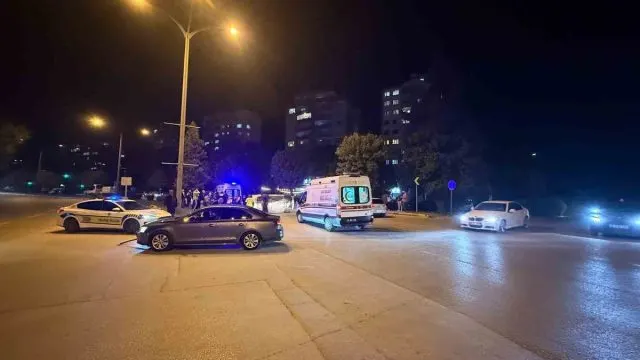 Vişnelik Kavşağında Çarpışan Otomobillerden Biri Yan Yattı