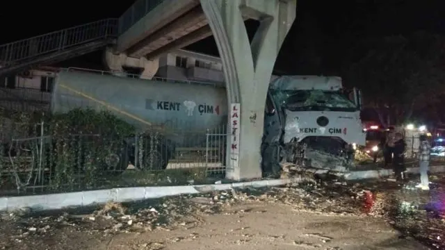 Söke'de Kontrolden Çıkan Tır Üst Geçide Çarptı Söke'de Kontrolden Çıkan Tır Üst Geçide Çarptı