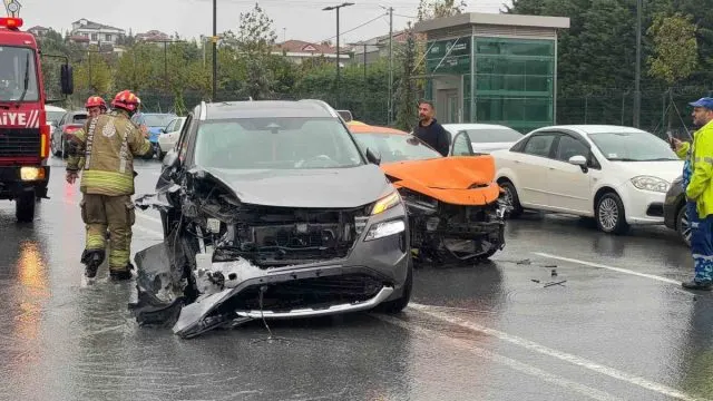 Arnavutköy'de Sağanak Sırasında Beş Araçlı Kaza: İki Yaralı