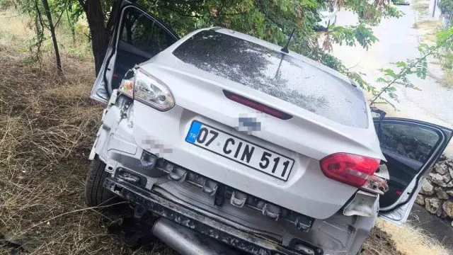 Bilecik'te Otomobil Anıtın Altına Uçtu: 4 Yaralı