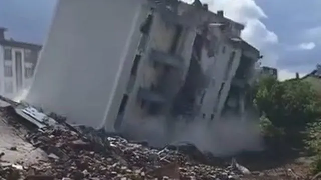 Elazığ'da Deprem Hasarlı Bina İş Makinesiyle Yıkıldı