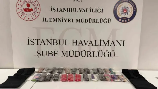 İstanbul Havalimanı'nda 2 Şüpheliden 8 Kilo 250 Gram Metamfetamin Çıktı İstanbul Havalimanı'nda 2 Şüpheliden 8 Kilo 250 Gram Metamfetamin Çıktı