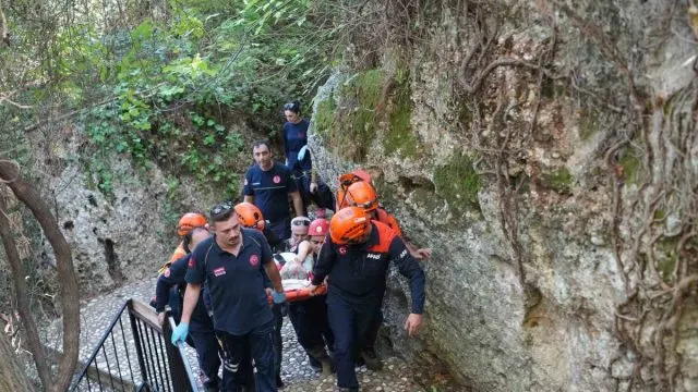 Antalya Aksu'da Kurşunlu Şelalesi'nde 69 Yaşındaki Kadın Kurtarıldı