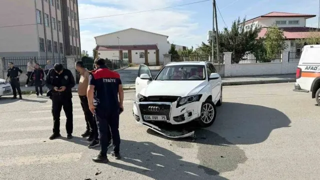 Hakveyis Mahallesi'nde İki Sürücüyü Yaralayan Kaza