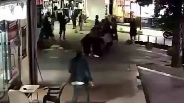 Gölcük’te Okul Kavgası Tartışması Caddeye Taştı Gölcük’te Okul Kavgası Tartışması Caddeye Taştı