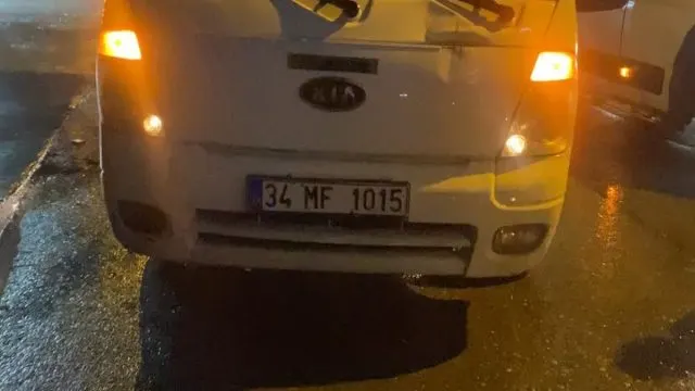 Başakşehir'de İ̇ett Otobüsünün Önü Kamyonetle Dakikalarca Kapatıldı