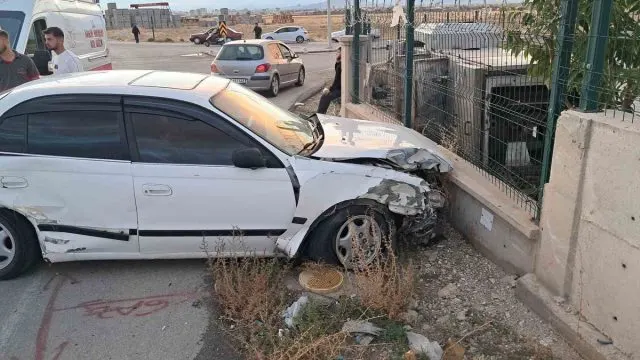 Karaman’da Kavşakta Çarpışan Otomobillerde 3 Kişi Yaralandı