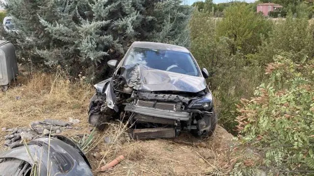 Cip Köyü Yolunda Otomobil Ağaca Çarptı: 4 Yaralı Cip Köyü Yolunda Otomobil Ağaca Çarptı: 4 Yaralı
