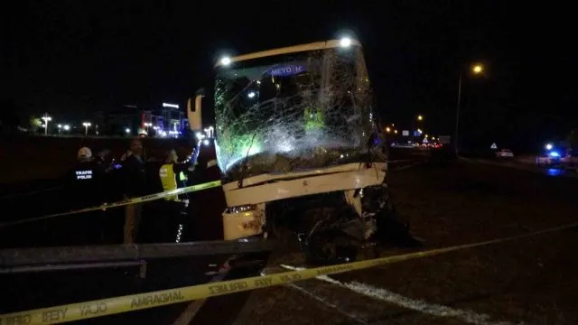 Yeşilyurt'ta Otobüs Ve Hafif Ticari Araç Çarpıştı: 2 Ölü, 3 Yaralı